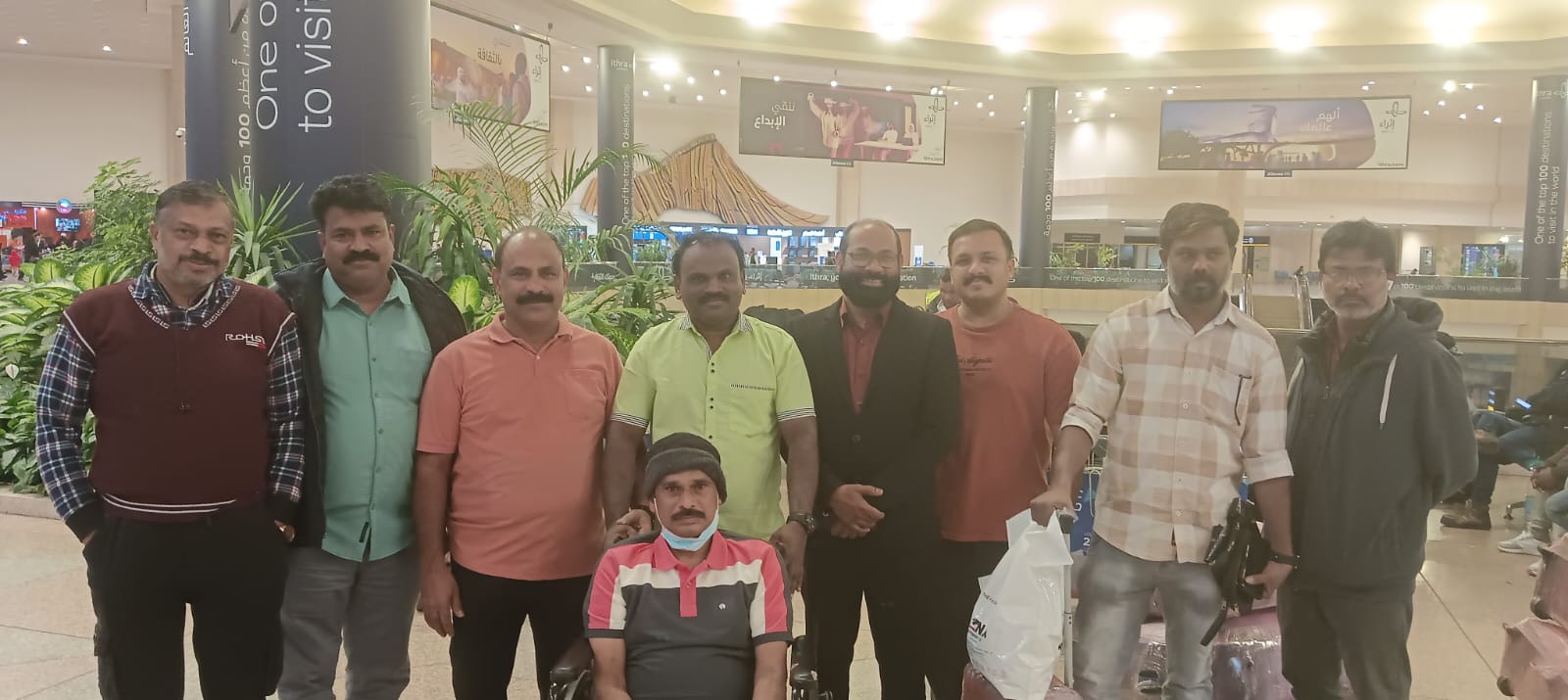 അസുഖബാധിതനായി ദുരിതത്തിലായ സുരേഷ് സംമുഹ്യപ്രവര്‍ത്തകരുടെ സഹായത്തോടെ നാട്ടിലേക്ക് മടങ്ങി.