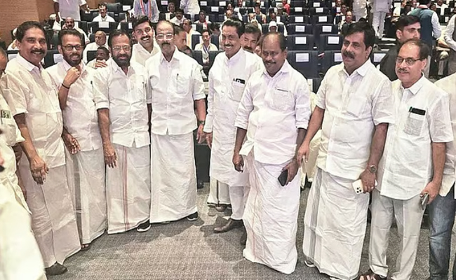 ഹൈക്കമാൻഡ് ഡിസിസി ബന്ധം ഇനി നേരിട്ട്; നേതാക്കളുടെ വ്യക്തി താത്പര്യങ്ങൾക്ക് വഴങ്ങരുതെന്ന് നിർദേശം