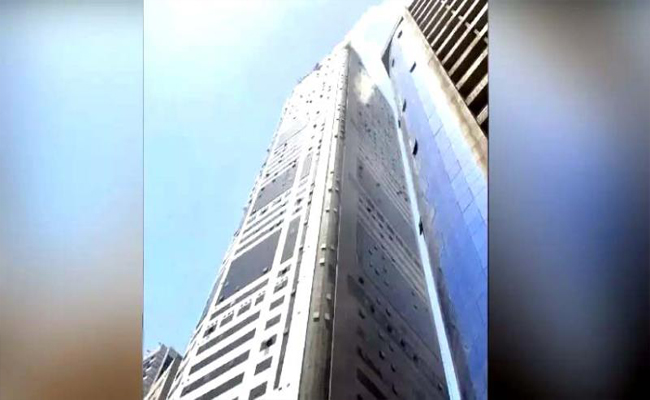 ഷാര്‍ജയില്‍ ബഹുനില കെട്ടിടത്തിന് തീപിടിച്ച് അഞ്ച് മരണം; മരിച്ചവരില്‍ നാല് പേര്‍ ആഫ്രിക്കക്കാരും ഒരാള്‍ പാക് പൗരനും