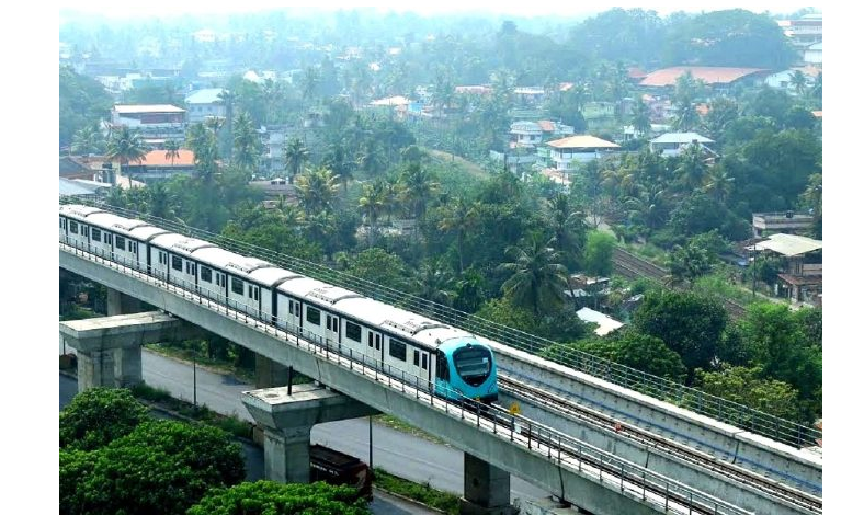  ഈ അവധിക്കാലത്ത് കോളടിച്ചത് കൊച്ചിക്ക്‌ ഗ്രാമങ്ങളിൽ നിന്നുള്ളവർ ഗ്രൂപ്പുകളായി എത്തി ആസ്വദിക്കുന്നു