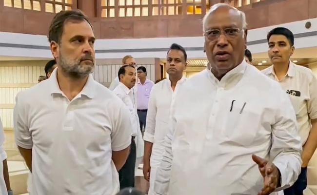 ഏത് നടപടിക്കും പൂർണ പിന്തുണ; സുരക്ഷാവീഴ്ച സമ്മതിച്ചെന്ന് പ്രതിപക്ഷം’; രാഹുൽ ഗാന്ധി ഇന്ന്  കശ്മീരിലേക്ക്