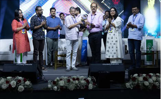 കല കുവൈറ്റ്‌ എം.ടി സാഹിത്യ പുരസ്‌കാരം ജോസഫ് അതിരുങ്കലിന് സമ്മാനിച്ചു.