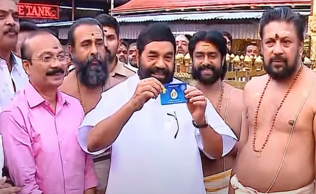അയ്യപ്പന്റെ സ്വർണ ലോക്കറ്റ് വിതരണം തുടങ്ങി, വില നിരക്കുകൾ അറിയാം, ആദ്യം വാങ്ങിയത് ആന്ധ്ര സ്വദേശി