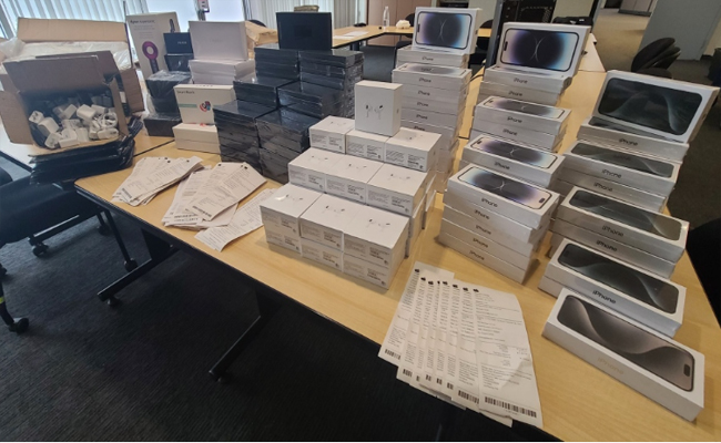 റിയാദിലെ ബത്ഹയില്‍ വ്യാജ മൊബൈല്‍ ഫോണുകളുടെ വന്‍ ശേഖരം പിടികൂടി, കണ്ടെത്തിയത്  ഐഫോണുകളുടെ വ്യാജനെ.