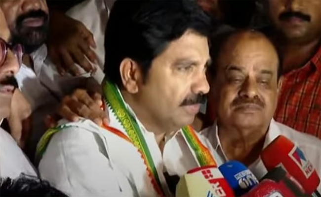 നിലമ്പൂരില്‍ മാറ്റം വേണമെന്ന് ജനം ആഗ്രഹിക്കുന്നു; വിജയം ഉറപ്പ്’; ഷൗക്കത്തിനെ സ്ഥാനാര്‍ഥിയായി പ്രഖ്യാപിച്ച് എഐസിസി