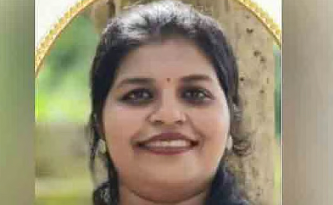 കുഞ്ഞിന് ഭക്ഷണം കൊടുക്കുന്നതിനിടെ പാമ്പുകടിയേറ്റ യുവതി മരിച്ചു