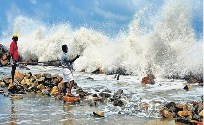 4.2 മീറ്റർ വരെ ഉയർന്ന തിരമാല, കടലാക്രമണത്തിന് സാധ്യത; തീരപ്രദേശങ്ങളിൽ 55 കിലോമീറ്റർ വേ​ഗത്തിൽ ശക്തമായ കാറ്റ്; റെഡ് അലർട്ട്