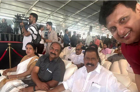 ഞങ്ങള്‍ സദസ്സിലുണ്ട്, രാജീവ് ചന്ദ്രശേഖര്‍ വേദിയിലും’ എന്ന് റിയാസ്; ‘നിങ്ങളുടെ കണ്‍വീനര്‍ സ്റ്റേജില്‍ ഉണ്ടാകുന്നത് സ്വാഭാവികമല്ലേ’യെന്ന് രാഹുല്‍