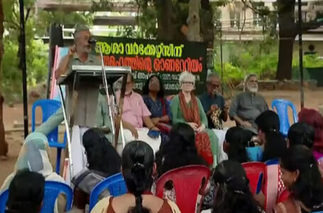 സർക്കാർ സമ്മർദം തള്ളി മല്ലികാ സാരാഭായ്:   ആശമാരില്‍ ഒരാളുടെ അക്കൗണ്ടിലേക്ക് ആയിരം രൂപ അയച്ചുകൊടുത്ത് സമരം ഉദ്ഘാടനം ചെയ്തു.
