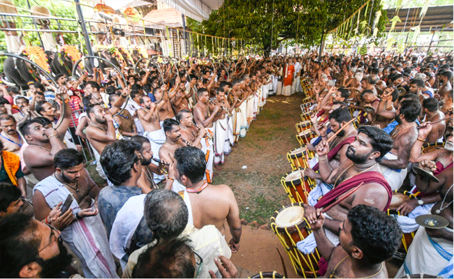 പൂരാവേശം പരകോടിയില്‍; ഇലഞ്ഞിത്തറയില്‍ കൊട്ടിന്റെ പൂമഴ, നാദവിസ്മയം തീര്‍ക്കാന്‍ കിഴക്കൂട്ട് അനിയന്‍ മാരാര്‍