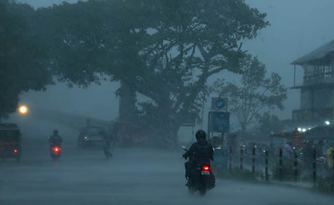 അതിതീവ്രമഴയില്‍ മുങ്ങി സംസ്ഥാനം; എട്ട് ജില്ലകളില്‍ റെഡ് അലര്‍ട്ട്; ആറ് ജില്ലകളില്‍ ഓറഞ്ച്; മുന്നറിയിപ്പ്