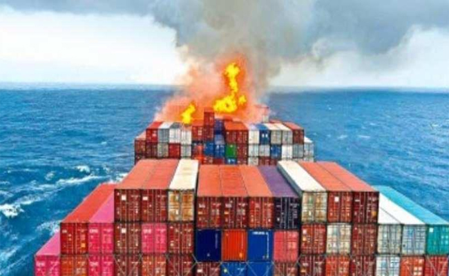 കേരള തീരത്ത് വീണ്ടും ചരക്കുകപ്പലില്‍ തീപിടിത്തം; തീ പൂര്‍ണമായും നിയന്ത്രണവിധേയമാക്കി