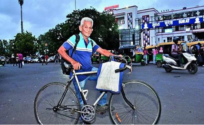 മുറ്റത്ത് മിന്നുന്ന കാറുകൾ, പക്ഷേ 70കാരന്‍ വ്യവസായി ഓഫിസില്‍ പോകുന്നത് സൈക്കിളില്‍, ദിവസവും 40 കിലോമീറ്റർ