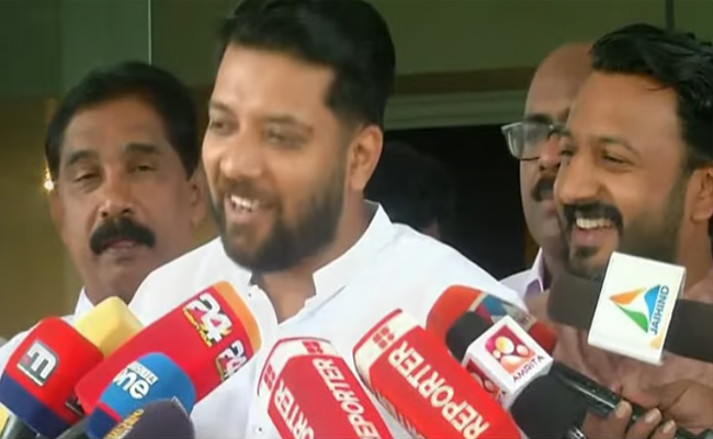 ‘പെട്ടി തുറന്നു പരിശോധിച്ചിട്ടു പോയാല്‍ മതി’; ഈ ഷോ പാലക്കാടും ഉണ്ടായിരുന്നെന്ന് ഷാഫി
