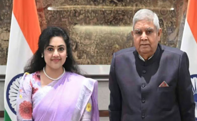 നടി മീന ബിജെപിയിലേക്ക്? ഉപരാഷ്ട്രപതിയുമായി കൂടിക്കാഴ്ച ഭാവിയിലേക്കുള്ള ആത്മവിശ്വാസമെന്ന് പോസ്റ്റ്