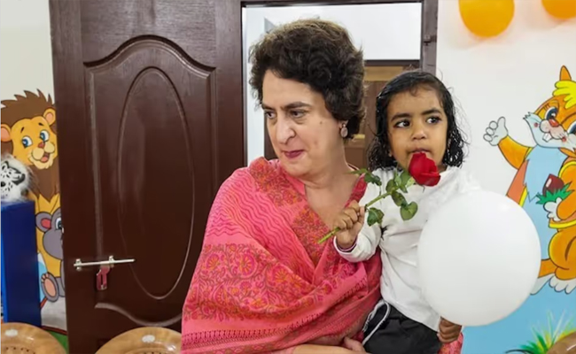 ഇത്രയും സ്നേഹം ഞാൻ അർഹിക്കുന്നുണ്ടോ എന്ന് ചിന്തിച്ചുകൊണ്ടാണ് ഞാൻ ഉറങ്ങാൻ പോകുന്നത്: പ്രിയങ്ക ഗാന്ധി നിലമ്പൂരിൽ