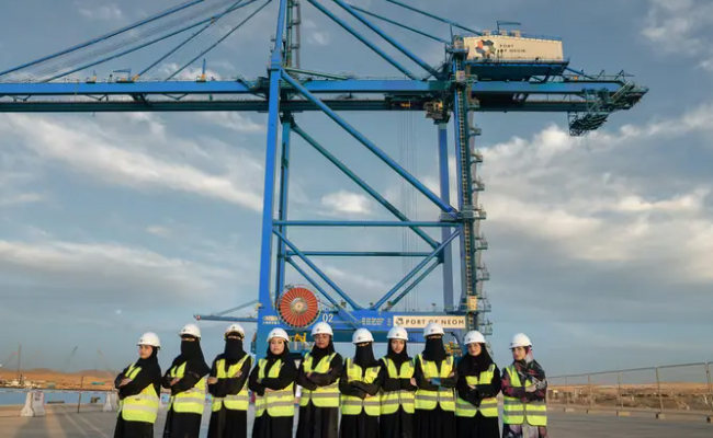 നിയോം തുറമുഖത്ത് റിമോട്ട് ക്രെയിനുകൾ പ്രവർത്തിപ്പിക്കാൻ ഇനി സൗദി പെൺകരുത്തും; 10 യുവതികൾക്ക് പരിശീലനം