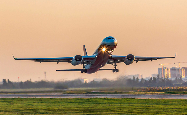വ്യോമയാന മേഖലയെ പ്രതിസന്ധിയിലാക്കി പശ്ചിമേഷ്യന്‍ സംഘര്‍ഷം: നിരവധി വിമാന സര്‍വീസുകള്‍ റദ്ദാക്കി; ഇന്ത്യക്കാര്‍ ഉള്‍പ്പെടെ പതിനായിരക്കണക്കിന് യാത്രക്കാര്‍ ദുരിതത്തില്‍