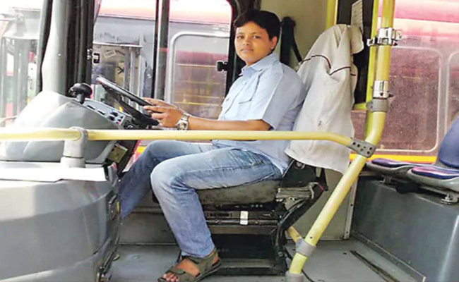 പുരുഷാധിപത്യ മേഖലയായിരുന്ന തെലങ്കാന ട്രാന്‍സ്‌പോര്‍ട്ട് കോര്‍പ്പറേഷന്‍റെ ബസുകളിലെ ഡ്രൈവര്‍ സീറ്റിലേക്ക് പെണ്ണൊരുത്തി; അരുതുകള്‍ തകര്‍ത്തെറിഞ്ഞ് സരിത, ആദ്യ വനിതാ ഡ്രൈവര്‍, അഭിനന്ദനങ്ങളുമായി മുഖ്യമന്ത്രിയടക്കം രംഗത്ത്