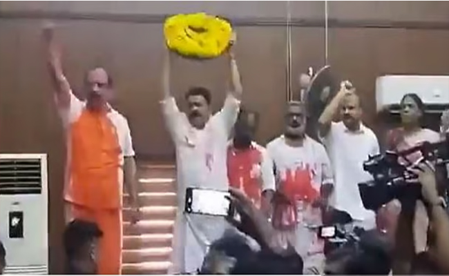 മേയറെ കൊല്ലും, റീത്തുമായി പ്രതിപക്ഷ അംഗങ്ങള്‍; തൃശൂര്‍ നഗരസഭായോഗത്തില്‍ ബഹളം