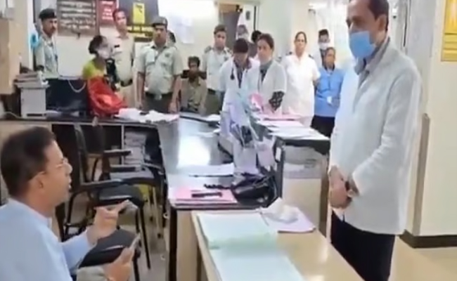 എന്റെ അമ്മയും കാന്‍സര്‍ രോഗിയായിരുന്നു’; പരസ്യ ശകാരത്തില്‍ ഡോക്ടറോട് മാപ്പുപറഞ്ഞ് ആരോഗ്യമന്ത്രി