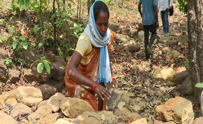 സര്‍ക്കാര്‍ പദ്ധതികളൊന്നും തങ്ങളുടെ നാടിന്‍റെ ദാഹമകറ്റില്ലെന്ന തിരിച്ചറിവ് ; ദാഹമകറ്റാന്‍ ഒരുമ്പെട്ടിറങ്ങിയവള്‍, അറിയാം പെണ്ണൊരുത്തി സ്വന്തം കൈകൊണ്ട് പണിത 35 തടയണകളുടെ അതിജീവന കഥ
