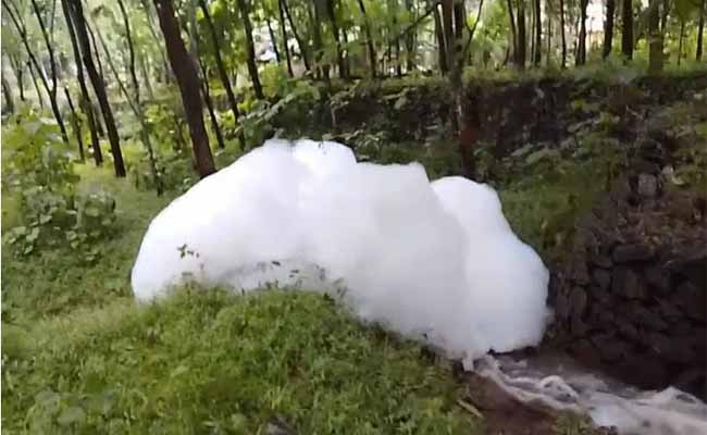 കാട്ടുചോലയില്‍ വെള്ളം പതഞ്ഞു പൊങ്ങുന്നു; ആശങ്കയില്‍ നാട്ടുകാര്‍