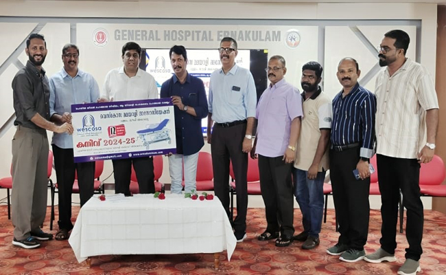 സൗദി ദമാം വെസ്കോസ മലയാളി അസോസിയേഷൻ ‘കനിവ്; എറണാകുളം ജനറൽ ആശുപത്രിയ്ക്ക് എമർജൻസി ഹൈഡ്രോളിക്ക് ട്രോളി ബെഡുകൾ നല്‍കി
