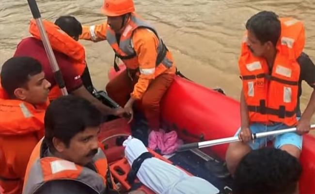 ഡിങ്കി ബോട്ട് തകരാറിലായി; ആര്യാടൻ ഷൗക്കത്തും സംഘവും കാട്ടിൽ കുടുങ്ങി