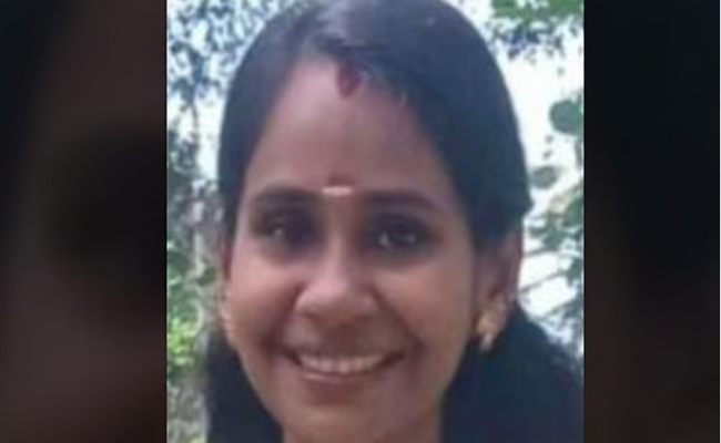 ഭര്‍ത്താവിനൊപ്പം സ്‌കൂട്ടറില്‍ പോകുമ്പോള്‍ പൂച്ച കുറുകെ ചാടി; അപകടത്തില്‍ യുവതി മരിച്ചു