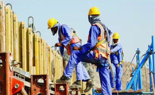 സൗദിയില്‍ സൂര്യതാപം നേരിട്ട് ഏൽക്കുന്ന തൊഴിലിന് ജൂൺ 15 മുതൽ സെപ്റ്റംബർ 15 വരെയുള്ള കാലയളവിൽ ഉച്ചയ്ക്ക് 12 മുതൽ 3 വരെ തൊഴിൽ നിരോധനം