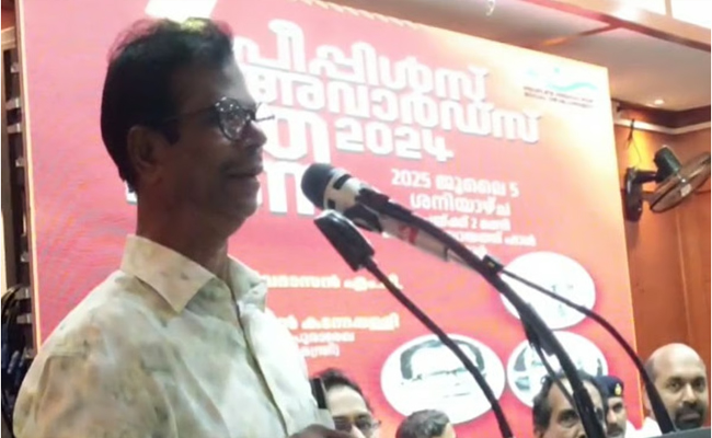 ഒരുപാട് പുസ്തകങ്ങൾ വായിക്കും, കഥാപാത്രങ്ങളെ മോഷ്ടിച്ച് അഭിനയിക്കും’; ഇന്ദ്രൻസ്