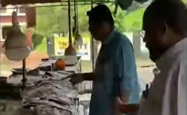 തൊഴിലാളികള്‍ക്ക് വേണ്ടിയാണ് ഈ സമരം. നിന്നെപ്പോലത്തെ ചെറ്റകള്‍ കരിങ്കാലി പണിയെടുക്കരുത്,  ‘സാധനം എടുത്തുവച്ചോ, ഇപ്പോ മീനില്‍ മണ്ണെണ്ണ ഒഴിക്കും’; ഭീഷണിയുമായി സിപിഎം നേതാവ്