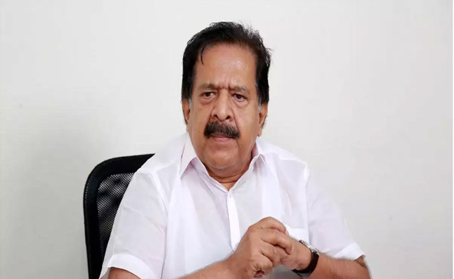 സിപിഎമ്മിനെ സഹായിക്കാനാണ് തിരഞ്ഞെടുപ്പ് കമ്മിഷന്‍ ശ്രമിക്കുന്നത്; ഗുരുതര ആരോപണവുമായി രമേശ് ചെന്നിത്തല രംഗത്ത്