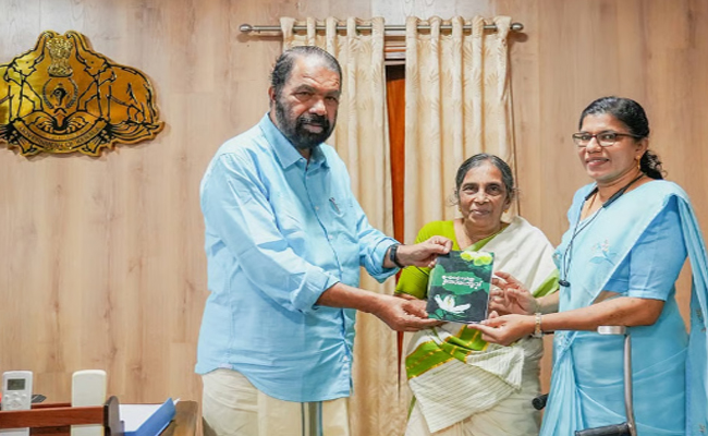 കൊഴിഞ്ഞുപോയ കാലത്തെ മറികടന്ന് വിടർന്ന ‘സ്വർണ്ണ മന്ദാരപ്പൂവ്’; 70 കാരി പന്ത്രണ്ടാം ക്ലാസ് തുല്യതാ പരീക്ഷ പാസായി, സ്വന്തം കവിതകൾ പുസ്തകമാക്കി