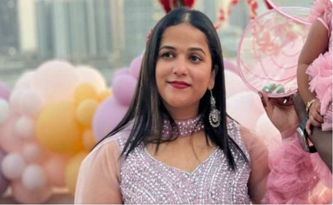 വിപഞ്ചികയുടെ മൃതദേഹം നാട്ടിലെത്തിച്ചു,അനുഗമിച്ച് അമ്മയും ബന്ധുക്കളും. റീപോസ്റ്റ്‌മോര്‍ട്ടത്തിന് ശേഷം ഇന്ന് സംസ്‌കാരം