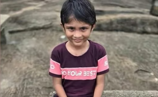 അമ്മയുടെ കണ്‍മുന്നില്‍ വെച്ച് സ്‌കൂള്‍ ബസ് ഇടിച്ചു; ആറു വയസ്സുകാരന് ദാരുണാന്ത്യം