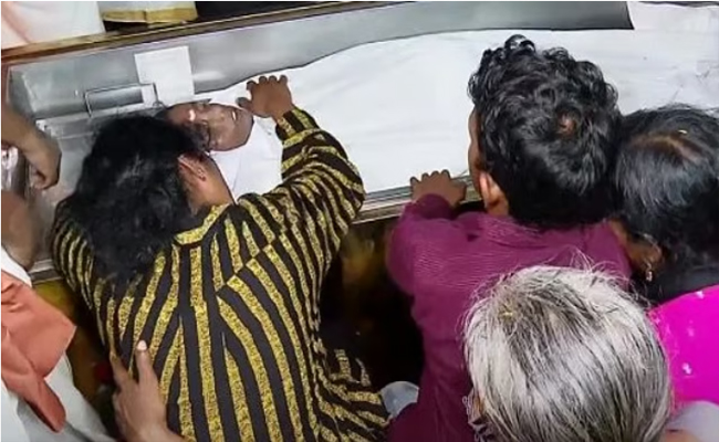 മകനരികെ കണ്ണിമ ചിമ്മാതെ അമ്മ; കണ്ണീര്‍ക്കടലായി കേരളം; മിഥുന് അന്ത്യാഞ്ജലി അര്‍പ്പിക്കാന്‍ ആയിരങ്ങള്‍