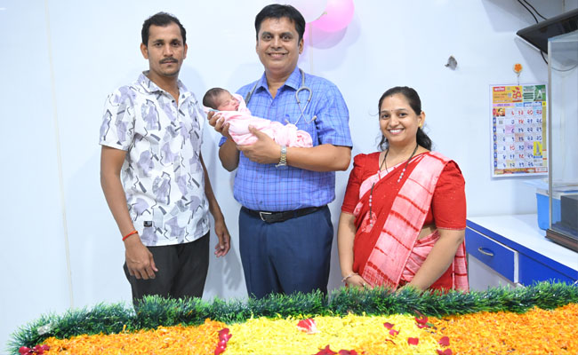 പെണ്‍ഭ്രൂണഹത്യകള്‍ അരങ്ങേറുന്ന ലോകത്ത് പെണ്‍കുഞ്ഞുങ്ങളുടെ പിറവി ആഘോഷമാക്കുന്ന ഒരു ഡോക്‌ടര്‍,  പെണ്‍കുഞ്ഞ് പിറന്നാല്‍ ഈ ഡോക്‌ടര്‍ക്ക് ഫീസ് വേണ്ട