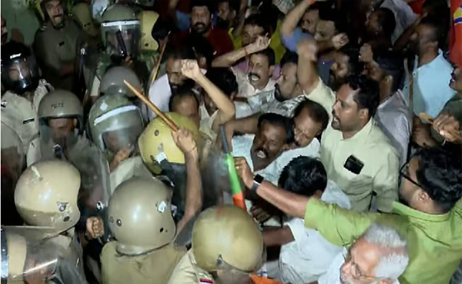 തൃശൂരില്‍ സിപിഎം മാര്‍ച്ചില്‍ പ്രതിഷേധിച്ച് ബിജെപി; പോര്‍വിളിയും സംഘര്‍ഷവും, കല്ലേറില്‍ രണ്ട് പേര്‍ക്ക് പരിക്ക്