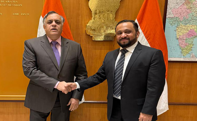 ലുലു ഗ്രൂപ്പ് സൗദി ഡയറക്ടര്‍ മുഹമ്മദ് ഹാരിസ് ഇന്ത്യന്‍ അംബാസ‍‍ഡറുമായി കൂടിക്കാഴ്ച നടത്തി