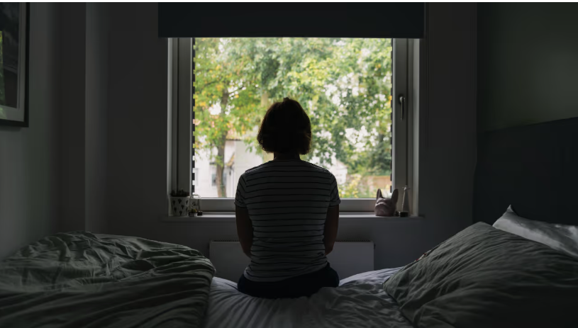 താമസ സ്ഥലത്തിനടുത്ത് ബാനർ കെട്ടി ചുവന്ന തോരണങ്ങൾ തൂക്കി ഭാര്യ ‘എന്റെ ഭർത്താവും ഉറ്റ സുഹൃത്തും 5 വർഷമായി പ്രണയത്തിലാണ്’