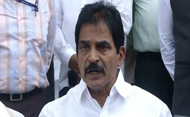 അണികളല്ല നേതാക്കളാണ് പ്രശ്‌നം, മാധ്യമങ്ങള്‍ക്ക് മുന്നില്‍ കലക്കുന്നവരെ കോണ്‍ഗ്രസിന് വേണ്ട’; മുന്നറിയിപ്പുമായി കെസി വേണുഗോപാല്‍