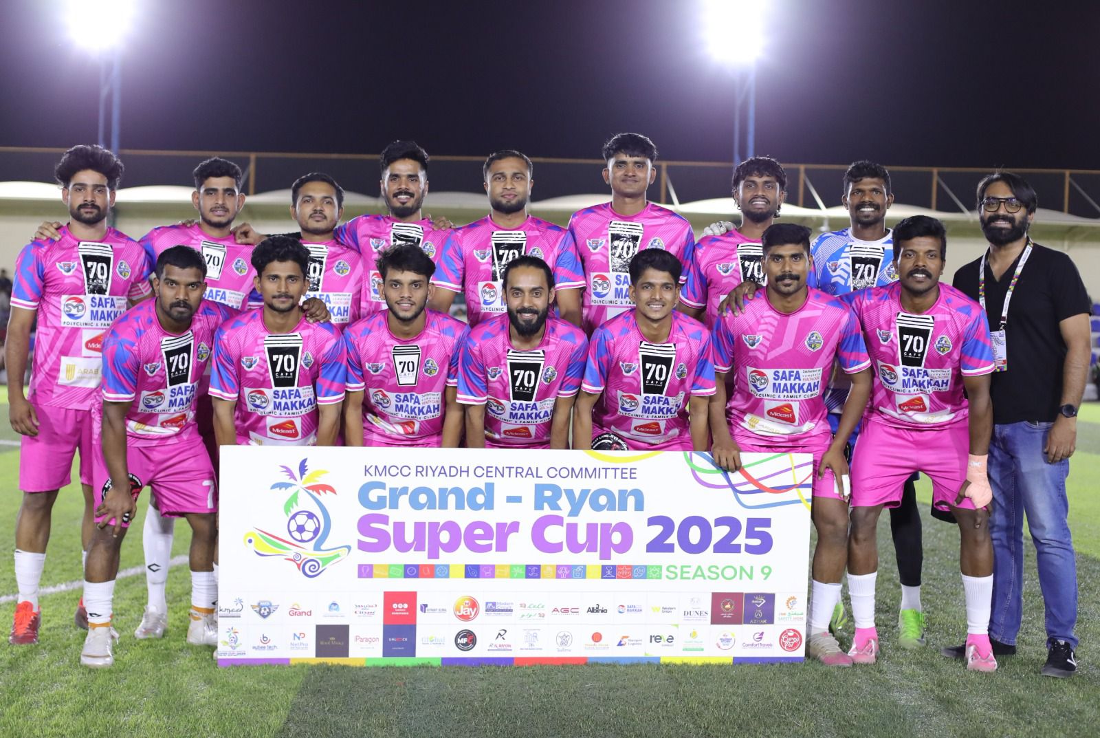 അറബ് ഡ്രീംസ് ബ്ളാക്ക് ആന്റ് വൈറ്റും റോയൽ ട്രാവൽസ് അസീസിയ സോക്കറും സെമിയിൽ