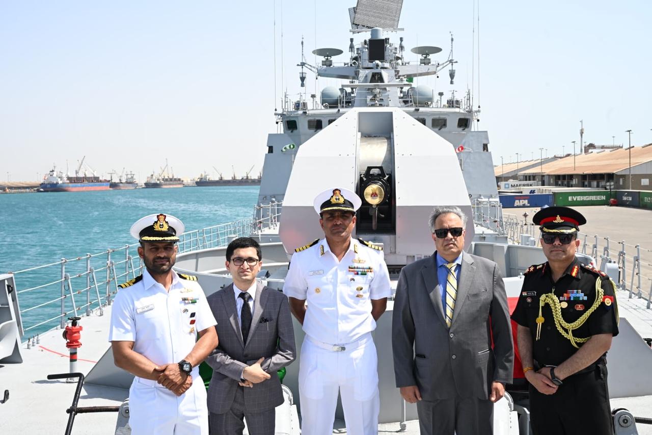 ഇന്ത്യൻ നാവിക സേനയുടെ മൾട്ടി-റോൾ യുദ്ധക്കപ്പലായ ഐഎൻഎസ് തമലും, ഗൈഡഡ് മിസൈൽ ഡിസ്ട്രോയറായ ഐഎൻഎസ് സൂറത്തും ജിദ്ദ ഇസ്ലാമിക് തുറമുഖത്ത്.