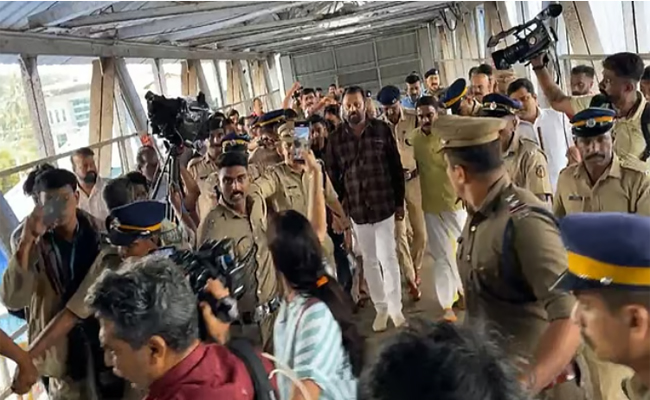 വോട്ടുവിവാദത്തിനിടെ കനത്ത പൊലീസ് സുരക്ഷാ സന്നാഹത്തോടെ; സുരേഷ് ഗോപി തൃശൂരില്‍, മാധ്യമങ്ങളോട് പ്രതികരിച്ചില്ല.