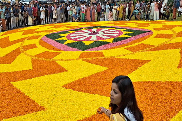 വടക്കുംനാഥ സന്നിധിയില്‍ 1,500 കിലോ പൂക്കൾ ഉപയോഗിച്ച് ഭീമന്‍ പൂക്കളമൊരുങ്ങി; കുമ്മാട്ടിയും പുലികളിയുമായി ഓണത്തെ വരവേറ്റ് ശക്തന്‍റെ തട്ടകം