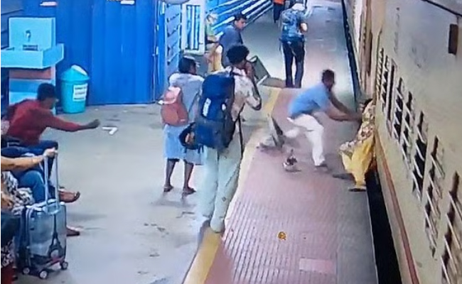 കാല്‍തെറ്റി വണ്ടിക്കും പാളത്തിനുമിടയില്‍; എറണാകുളത്ത് ട്രെയിനില്‍ നിന്ന് വീണ സ്ത്രീക്ക് രക്ഷകനായി യുവാവ്, അഭിനന്ദനപ്രവാഹം- വിഡിയോ