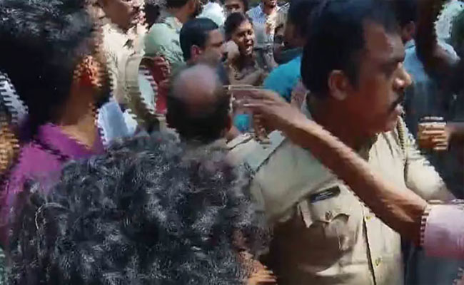 യുയുസിയുടെ ബാ​ഗ് തട്ടിപ്പറിച്ച് ഓടി, എസ്എഫ്ഐ സ്ഥാനാർത്ഥിയെ പിടിച്ചുവെച്ച് പൊലീസ്; കണ്ണൂര്‍ സര്‍വകലാശാല യൂണിയന്‍ തെരഞ്ഞെടുപ്പില്‍ ഉന്തും തള്ളും