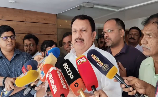 വോട്ടെണ്ണല്‍ ദിനം തൃശൂരില്‍ നില്‍ക്കേണ്ടെന്ന് അമിത് ഷാ സുരേഷ് ഗോപിയോടു പറഞ്ഞു, വെളിപ്പെടുത്തിയത് സിനിമാ നിര്‍മാതാവ്’